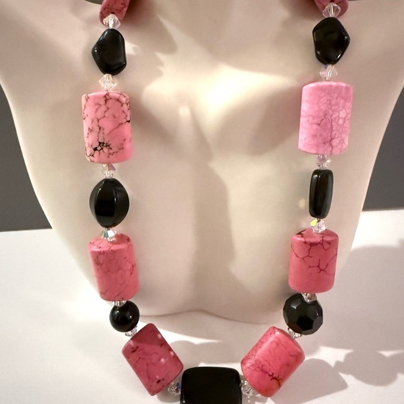 Estate Dyed Pink Natural Howlite and Black Gemstone Statement Necklace 20 Inches - Picture 5 of 5